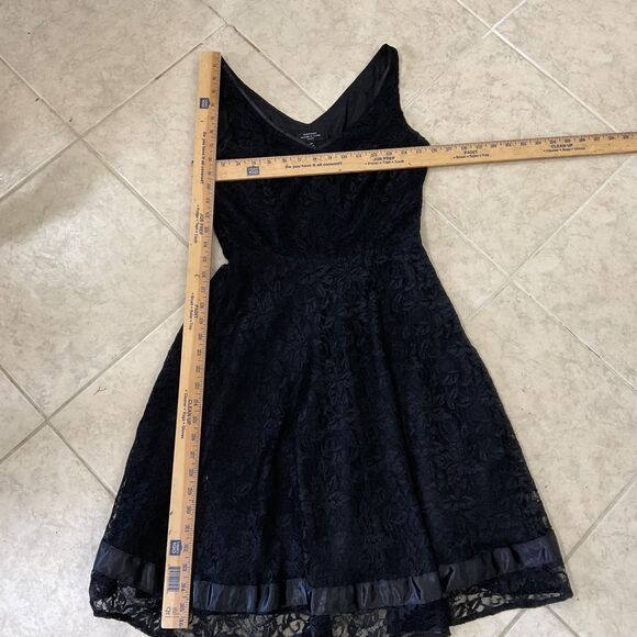 Tahari Petite V- Neck lace overlay fit n flare LBD Dress 4P Black sleeveless - Picture 5 of 11